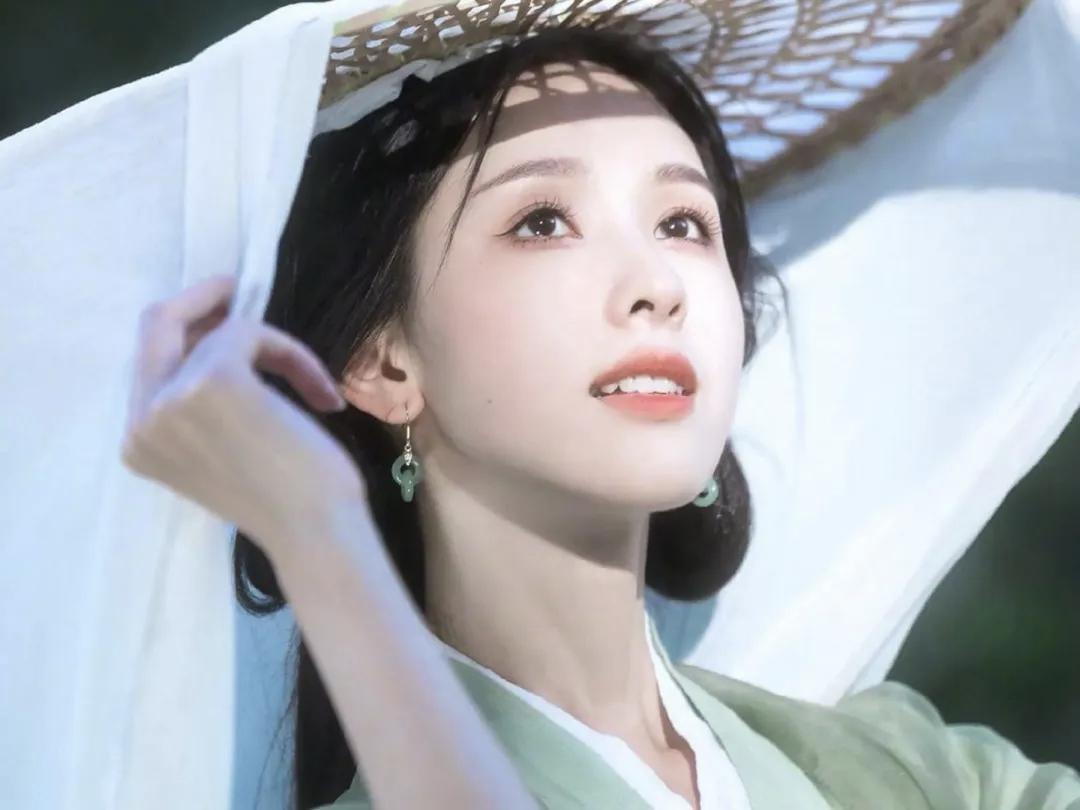 陈都灵新剧播出后演技争议不小，不少观众吐槽她表情僵硬，眼神呆滞，神态像AI机器人