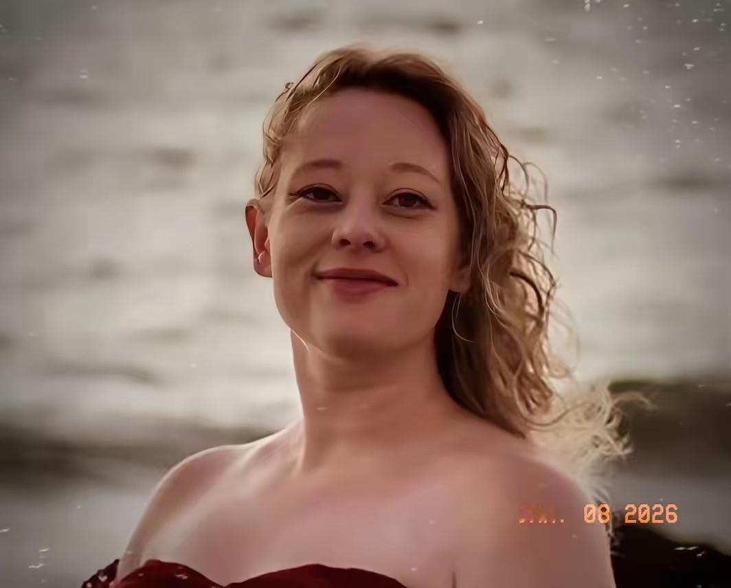 37岁的美国白人女性雷尼buff叠满，她是三个孩子的单亲母亲、合法政府雇员，更是