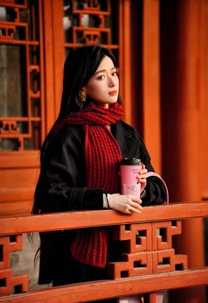 上联：框取溪边新吐芽
下联：雕刻屋门红牡丹