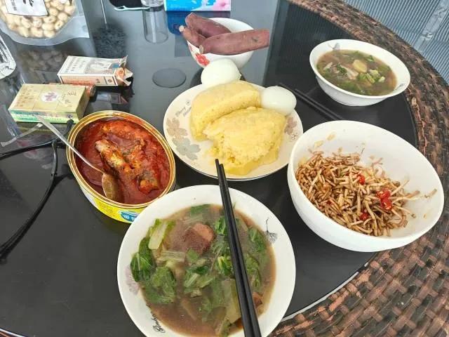 刻苦调整饮食，把血糖控制住了，空腹5.7，餐二8.6。
​就是控油减盐不吃红肉，