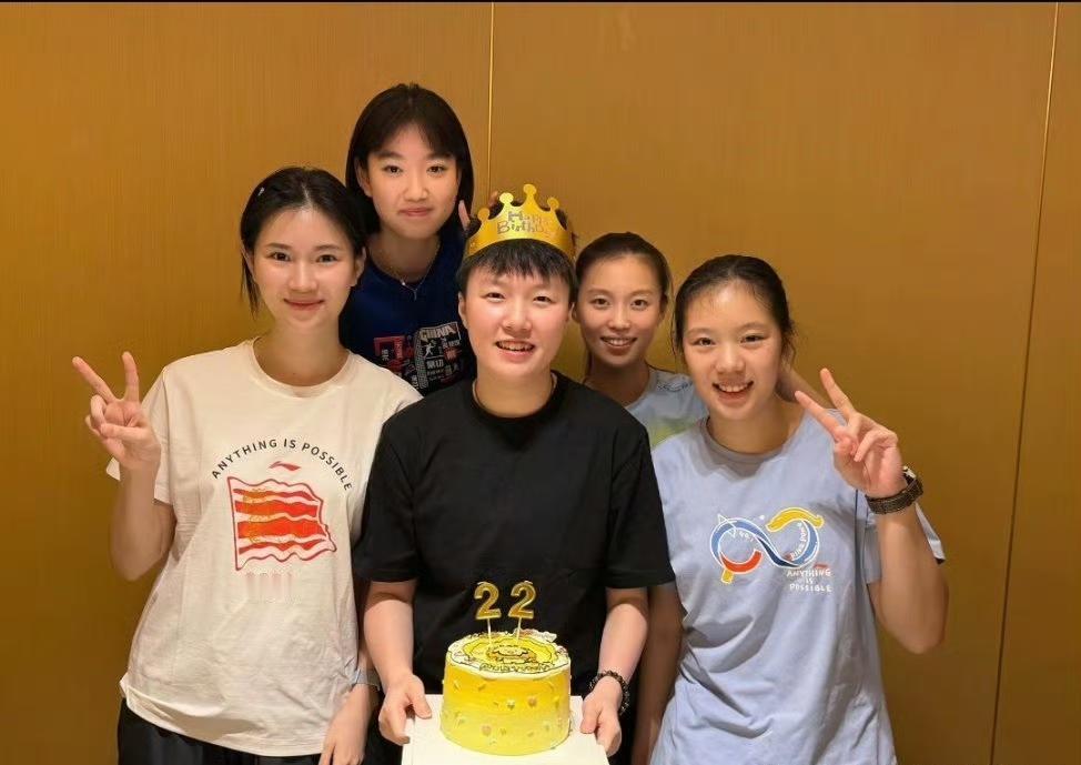 范姝涵22岁生日来了🎂[大笑]！
昨晚，黄石东楚女队一起给范姝涵庆祝生日🎂：