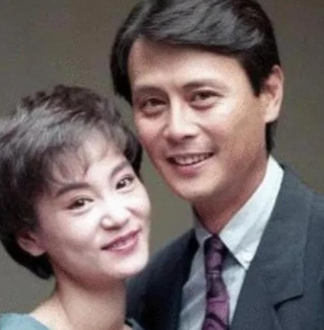 1997年，38岁的刘雪华怀着身孕，一边筹备着婚礼，一边等44岁的刘德凯从法国回