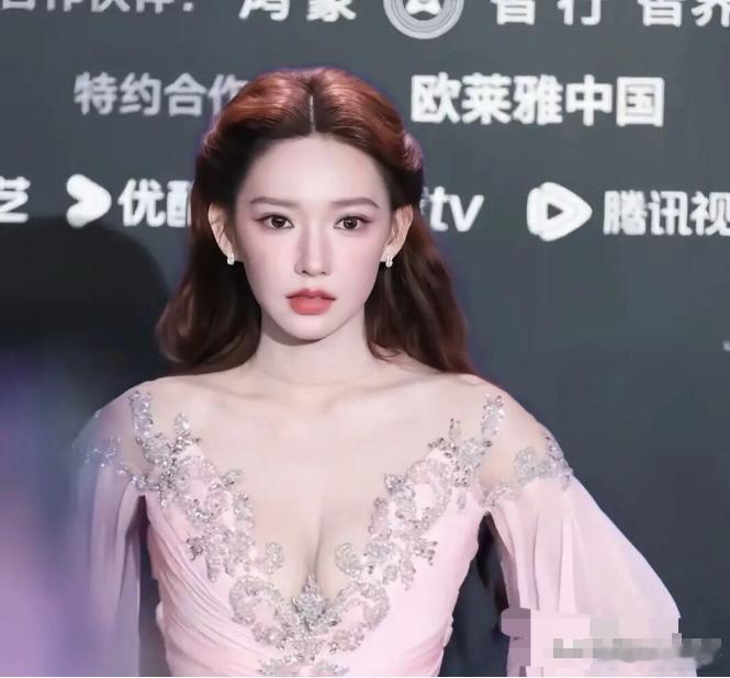 内娱现在真的疯了！ 6月14日微博之夜，程潇直接当众“求职”，说自己档期超空，求