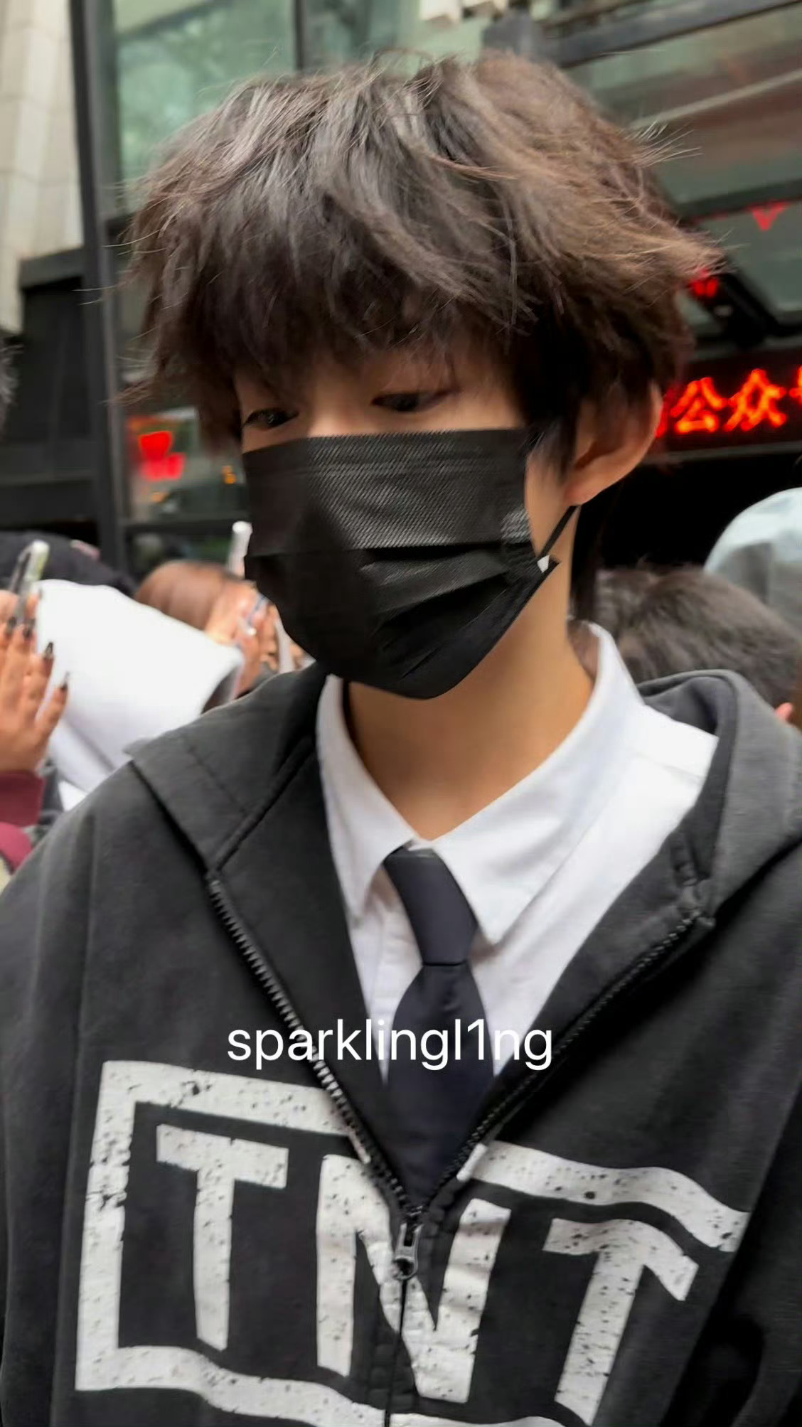 陈奕恒穿时代少年团应援服  哇塞，陈奕恒也去看师兄的五周年演唱会了，还穿了写有T