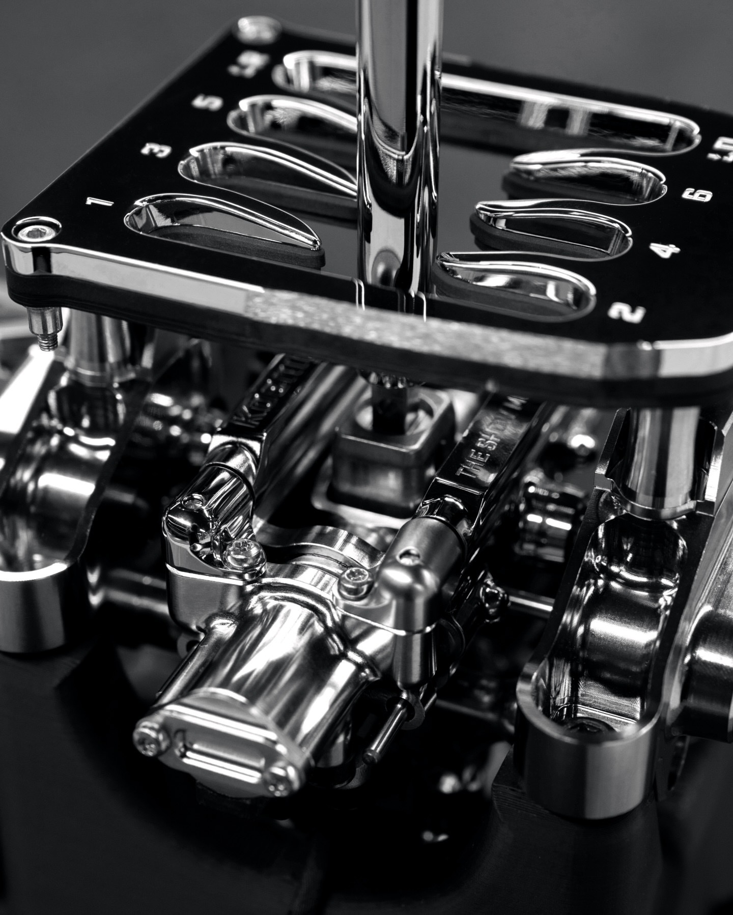 这就是科尼赛克的艺术品！一辆超跑的生产过程！格瑞芬工作室内的饰件工作室正在成型，