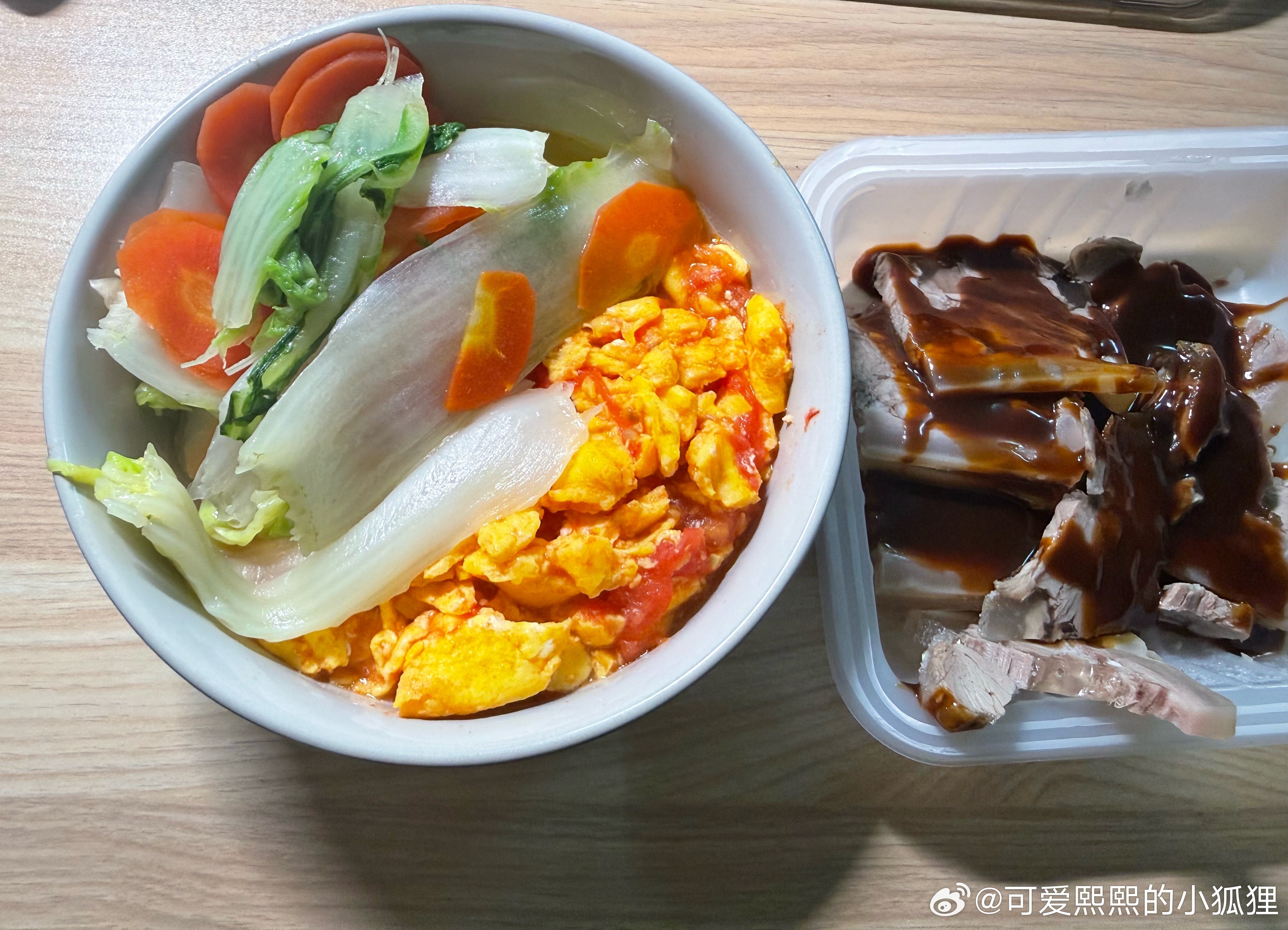 今日食谱2片吐司+零食  250大卡2个小面包+2个烟熏牛蛙  300大卡椰子冰