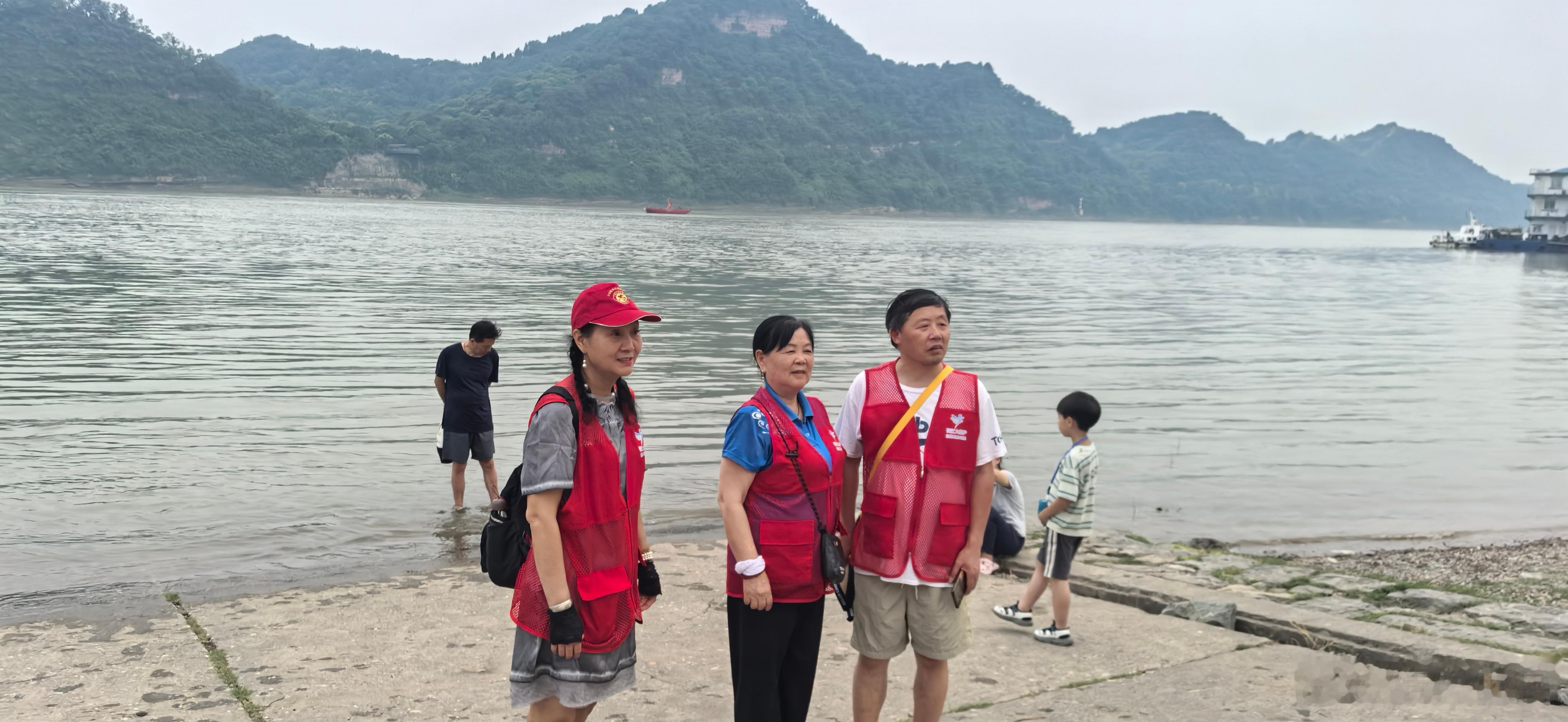 晚安你已连续晚安问候2176天。今天的不开心就到此为止，明天依旧光芒万丈啊。V影