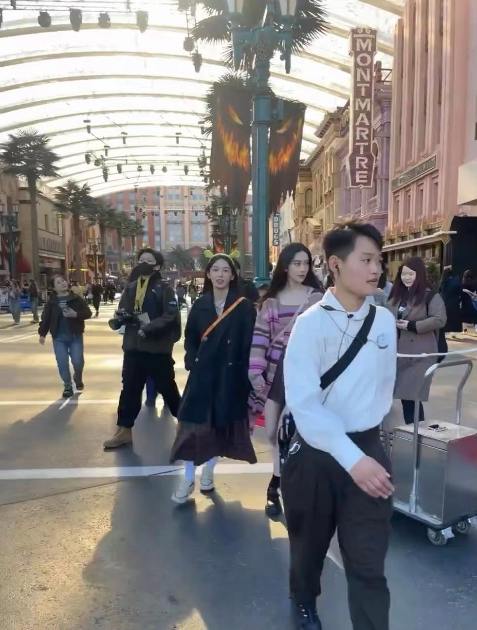 #孟子义生图皮肤好白#这班真的是一天都上不下去了！！谁能不想去环球偶遇美女呀，看