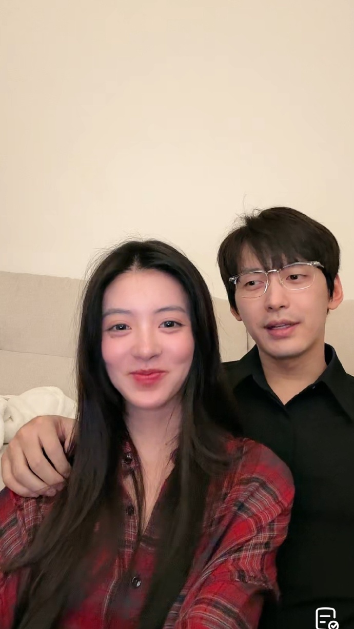 只有这种没有剧本束缚，真实的反应才最动人，谈吐间温柔细腻，一举一动都很有氛围感，