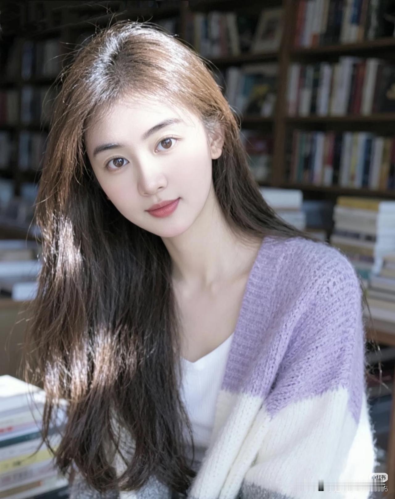 阳光洒进书香里，温柔少女在阅读。