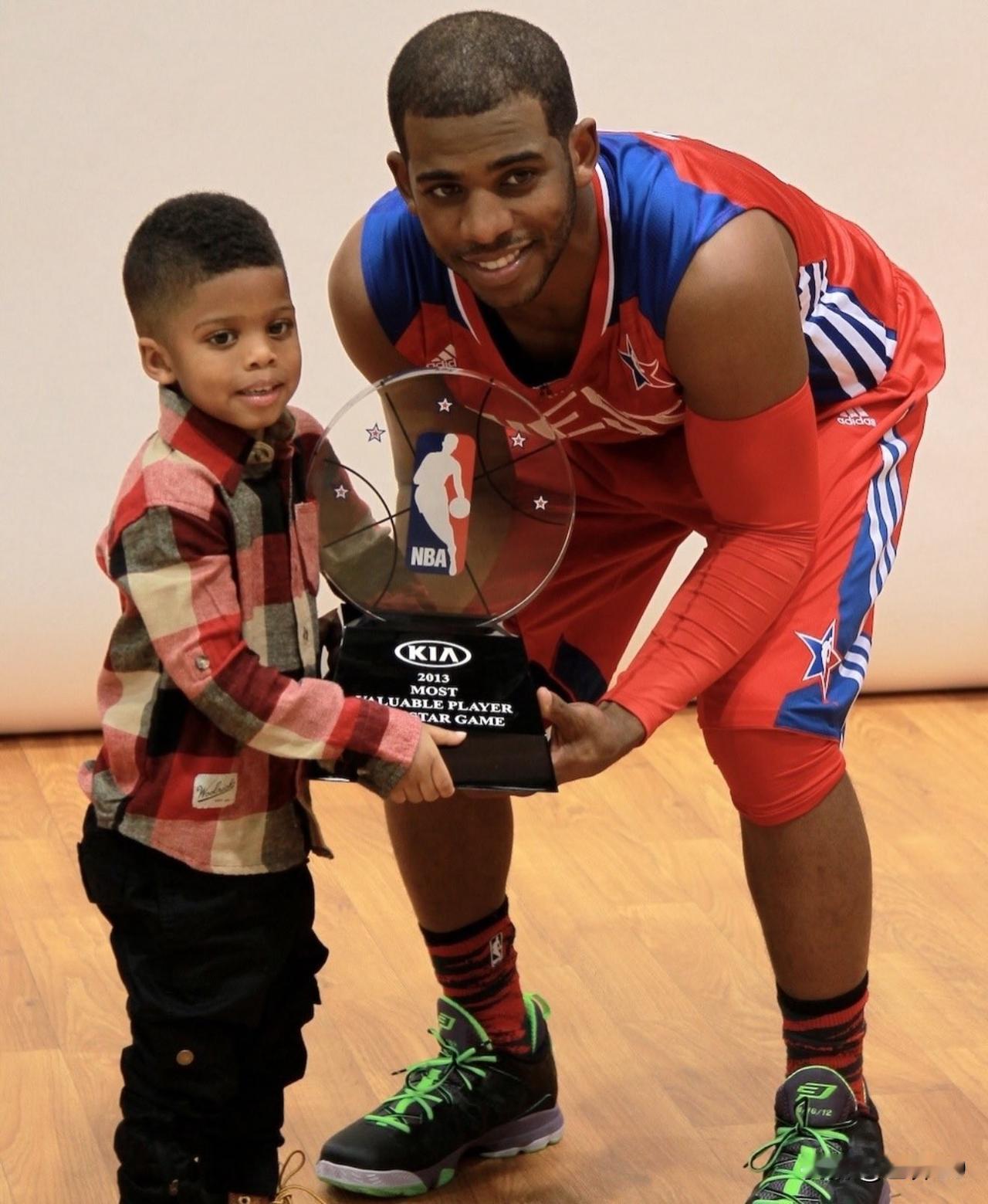 40岁克里斯·保罗正式宣布退役，21载NBA传奇落幕。控场之神、历史助攻抢断双雄