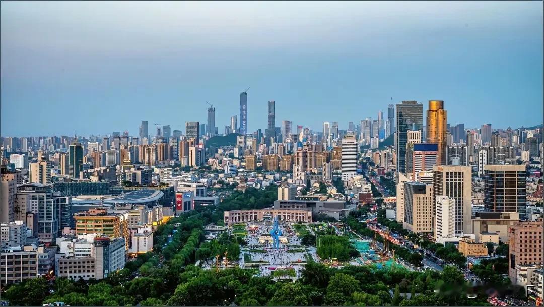 中国济南，一座活力与底蕴并存的城市。“五一”假期，济南文旅市场供需两旺，30家重