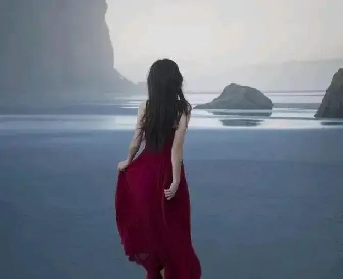 以前的女人能吃苦，
衣服裤子都会补。
现在女人不想苦，
除了唱歌就跳舞
以前的女