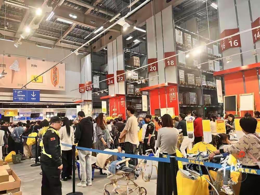 广州番禺宜家清仓首日也太疯狂了！工作日居然挤满人，9点就排一公里队，开门都提前一