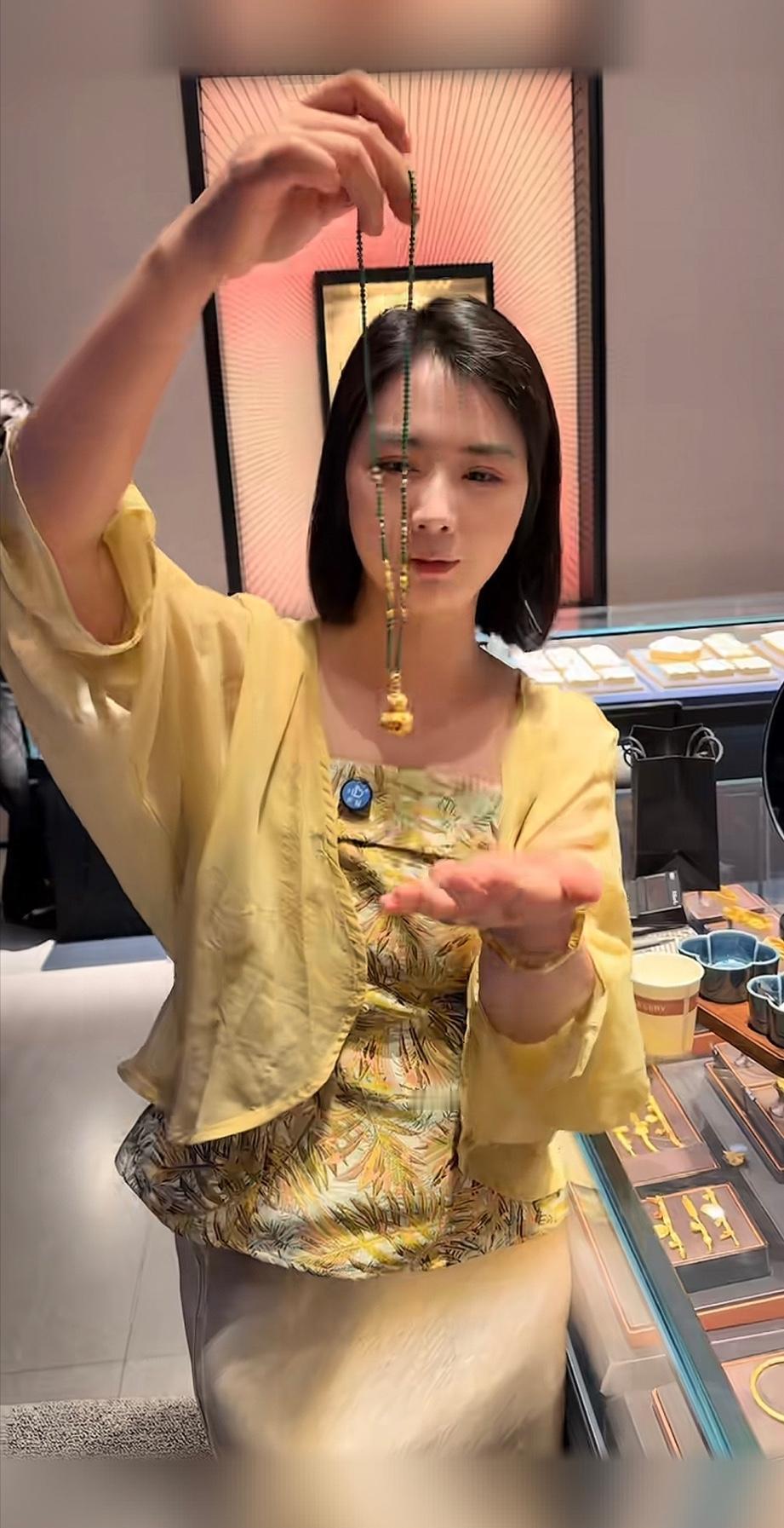 河南瑞瑞有钱了，花了5万多块，给自己买了一个竹节的黄金手和葫芦的吊坠。

这段时