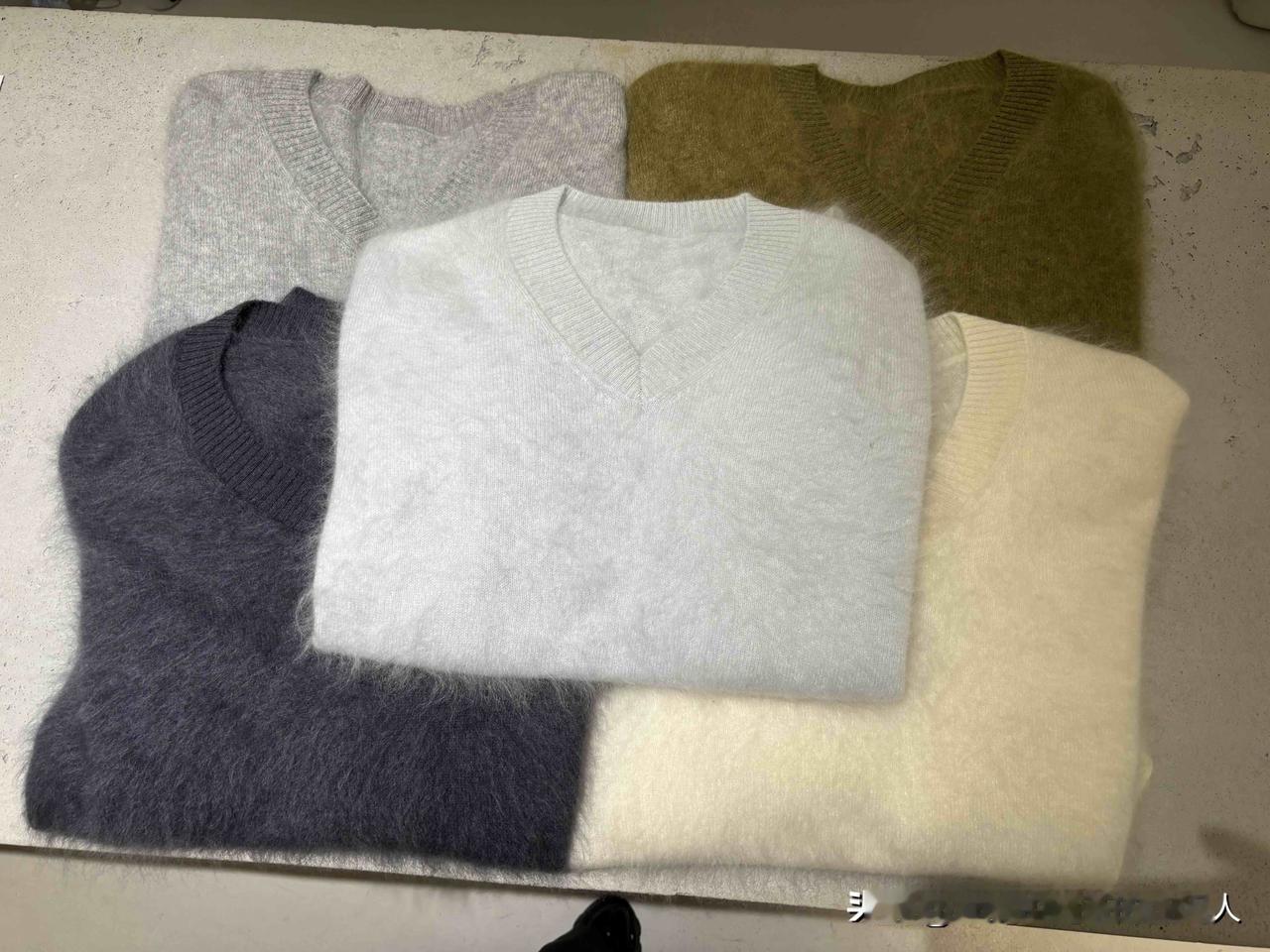 49岁穿粉色调衣服，会被说三道四吗?
今天和闺蜜逛街，一下子就看上了这件粉蓝色羊