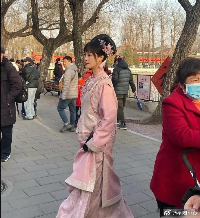 蓝盈莹的花期是真的长啊34岁时和19岁演甄嬛传浣碧时一点变化都没有。 