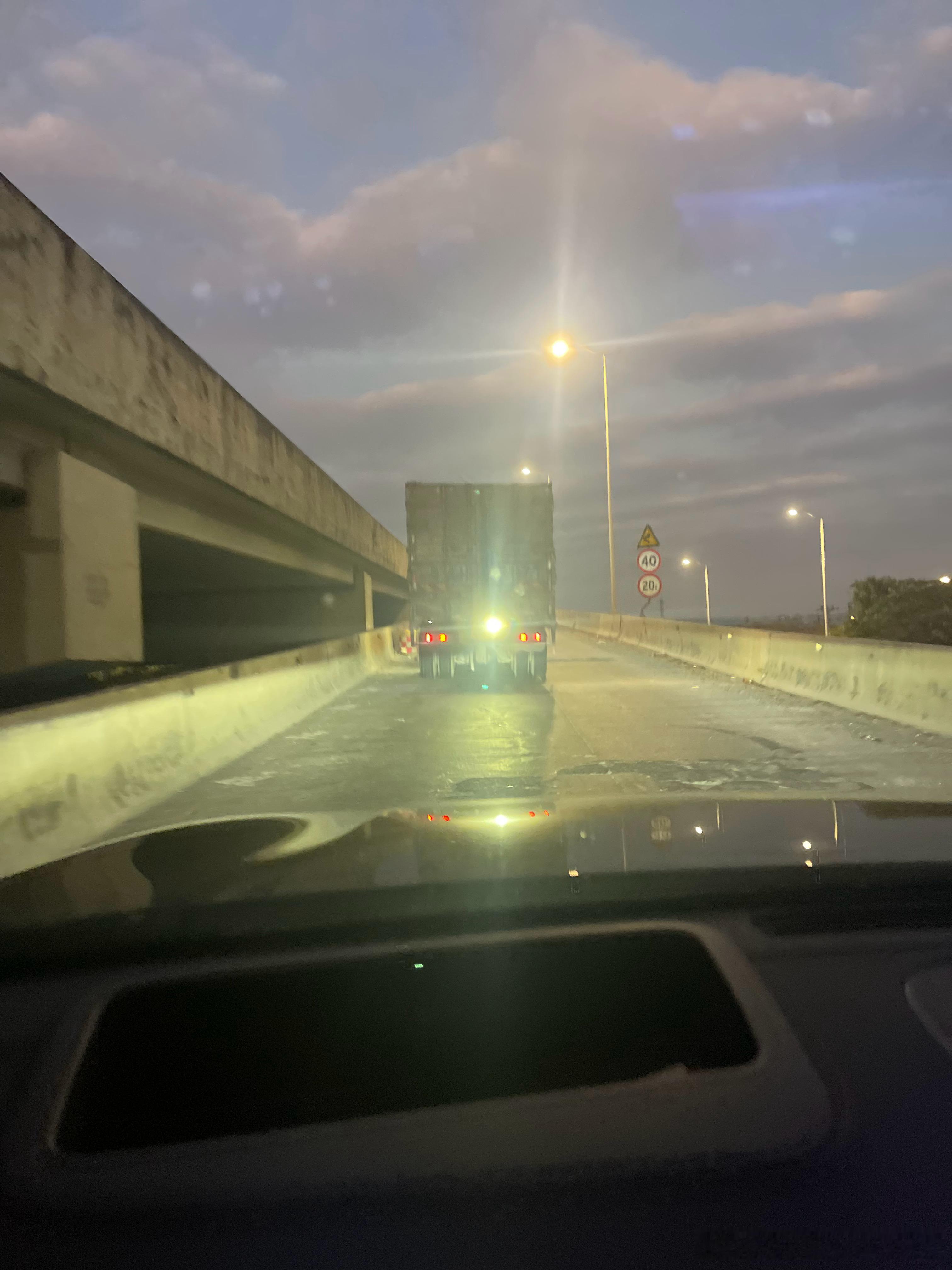 货车在车牌的位置弄了一个远光灯这是不是为了遮挡车牌一路照得我眼快瞎了我与汽车的日