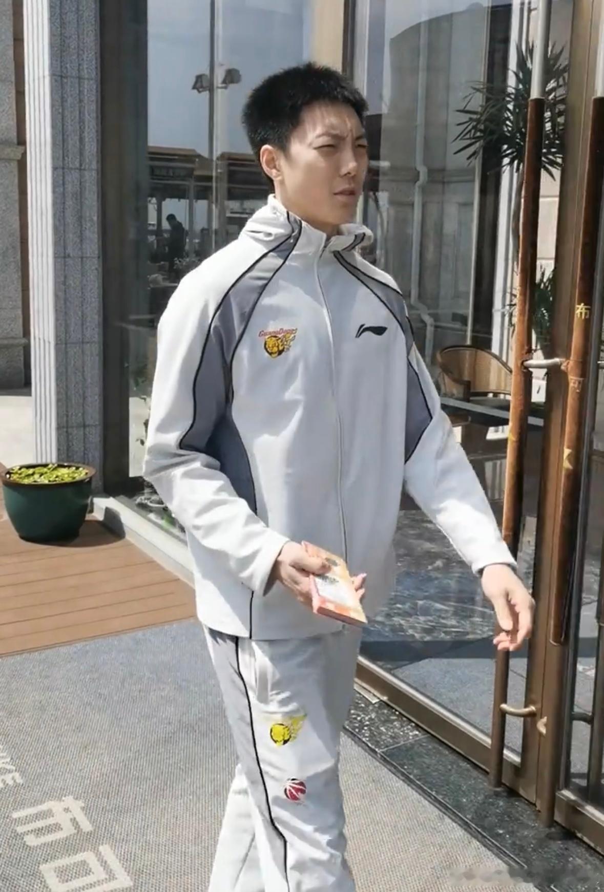 宠粉天花板！胡明轩亲自送票，今晚广东客战青岛太燃了！胡明轩这波操作直接封神！赛前