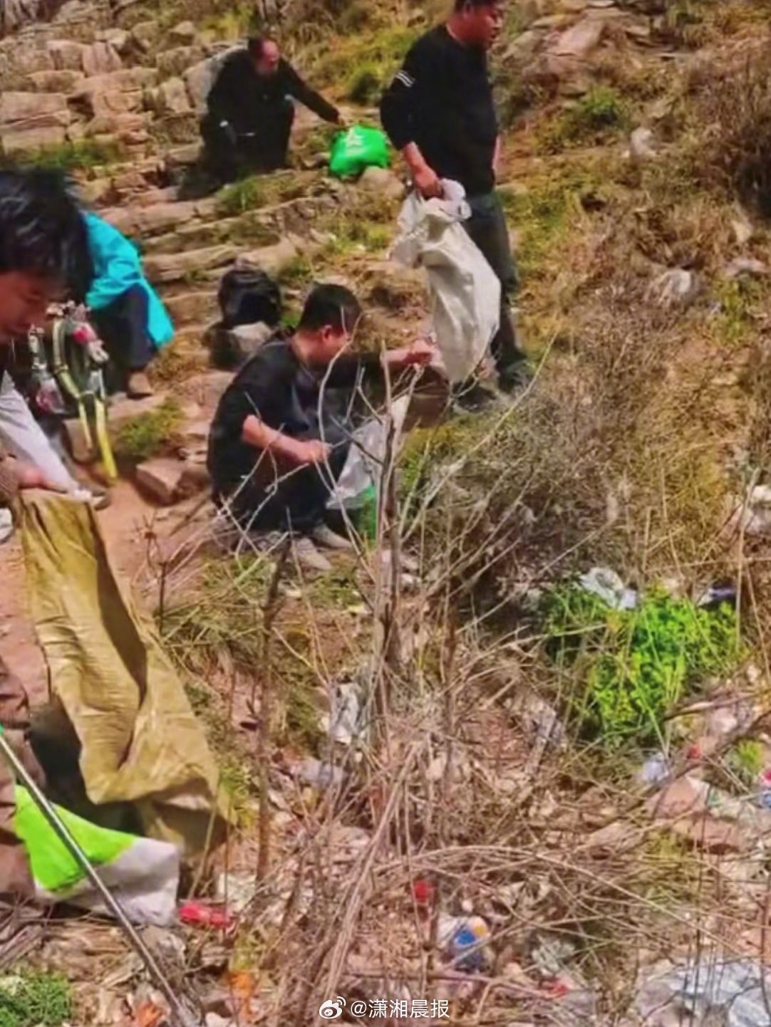【#徒步线垃圾成堆百名村民连清4天#】#村民回应近百人花4天清理徒步线#近日，河