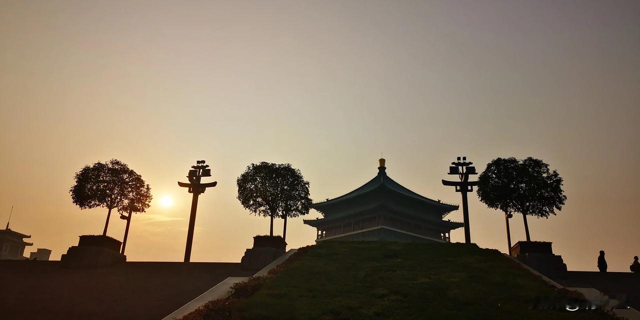 清晨的钟鼓楼似乎还是有西安老城的味道的，只是小摊小贩还没出来拍照直播的已经出来了