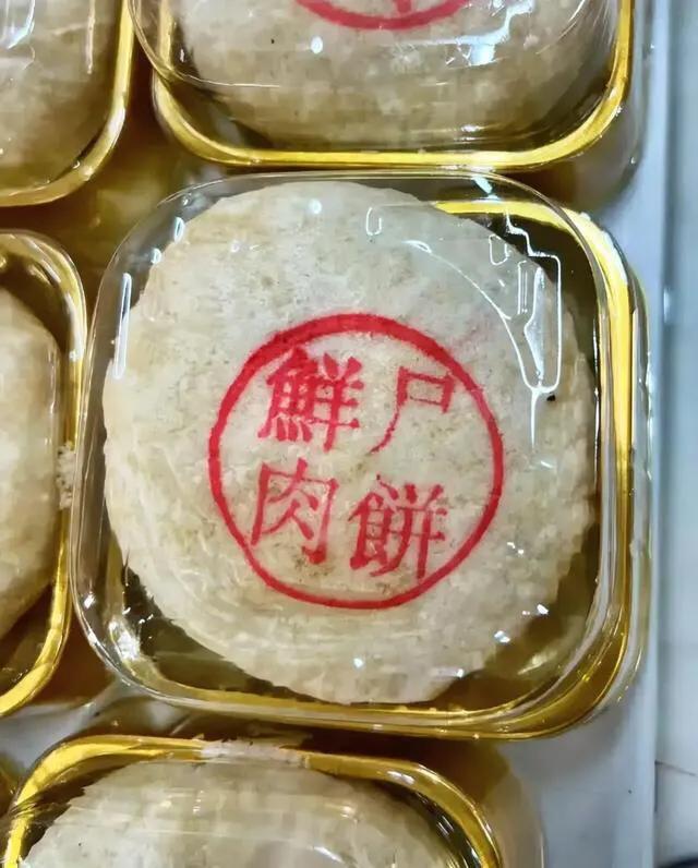 中秋+国庆，双节同庆，单位终于大方了一次，发了一盒月饼，兴冲冲的拿给老婆孩子，刚