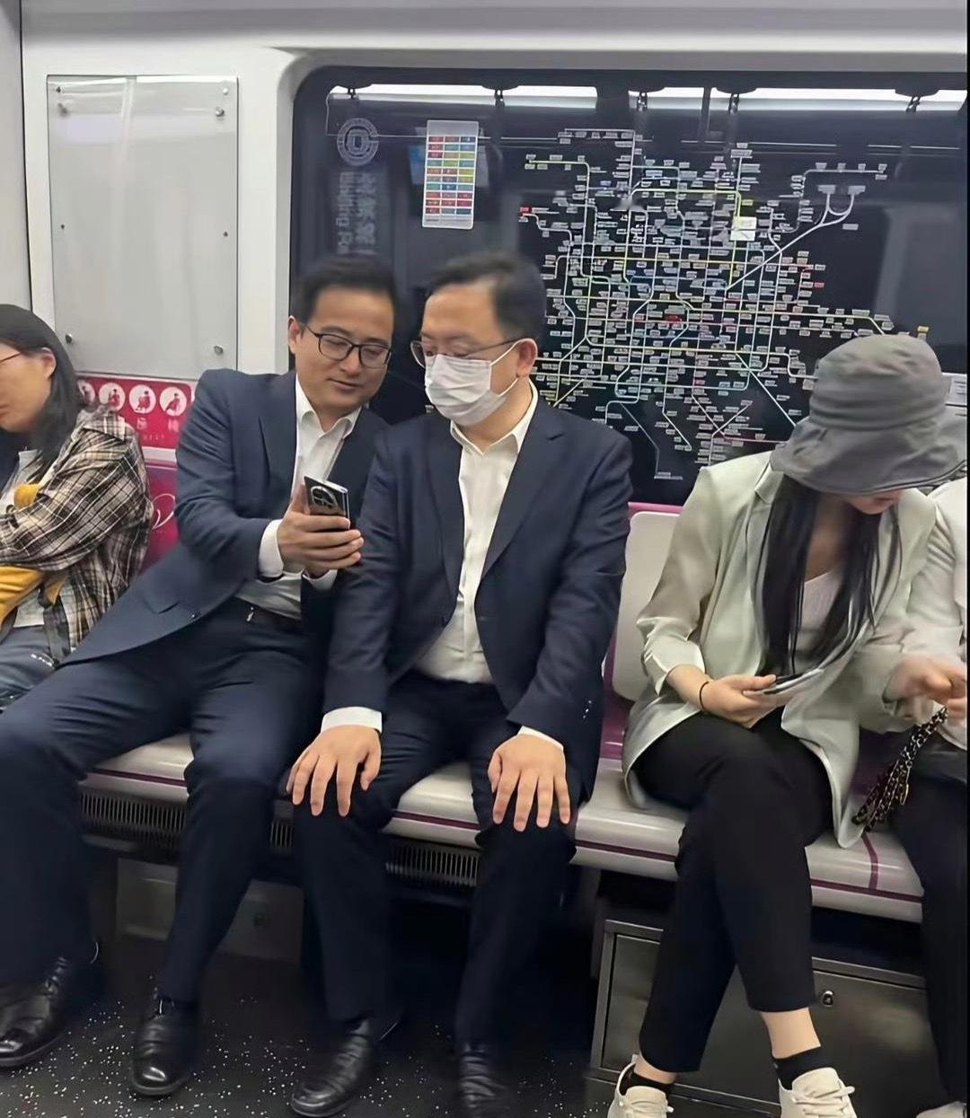 比亚迪掌舵人王传福未免也太接地气了吧！？ 