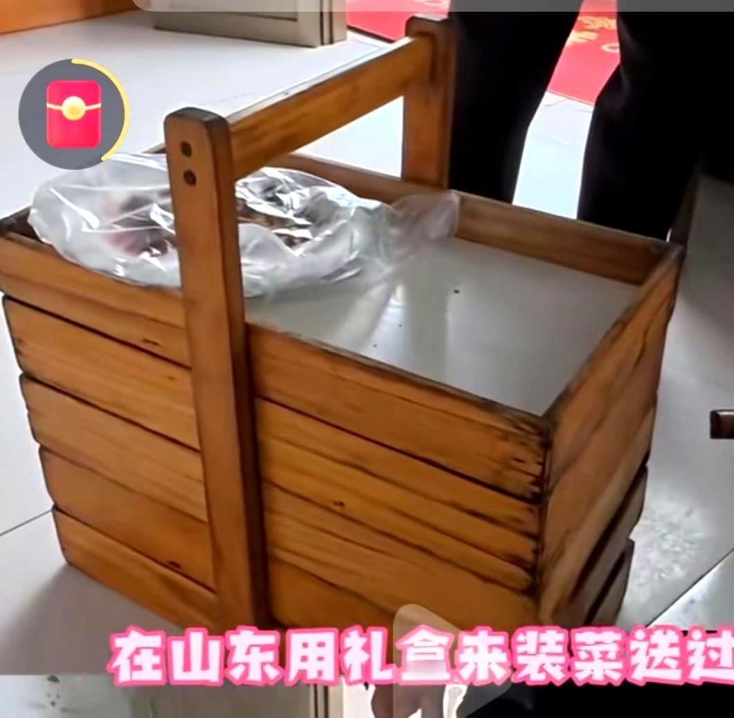 近日，一抖音博主从浙江到山东寻亲被骂上热搜。
该博主带着老婆孩子回山东潍坊寻亲，