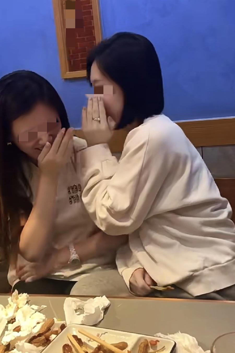 真的不能让闺蜜来我家了！
前两天下雨，闺蜜来我家洗澡，我老公回来了，太尴尬了。
