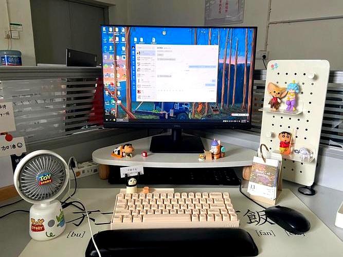 门一推开，办公室安静得能听见键盘声。
两个人的公司，给了4500，管三餐，社保齐