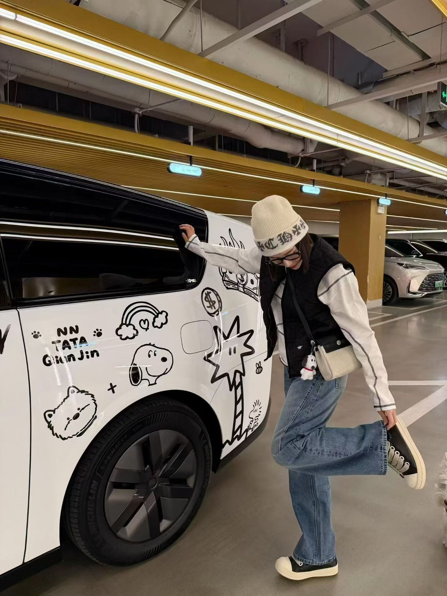 理想MEGA的大白真的太适合贴各种各样的图案了！🤩 