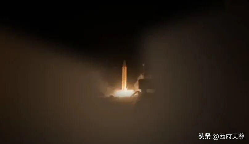 穆杰塔巴确实强硬，刚当选新的最高领袖后，随即下令伊朗对以色列发动了第一波导弹攻击