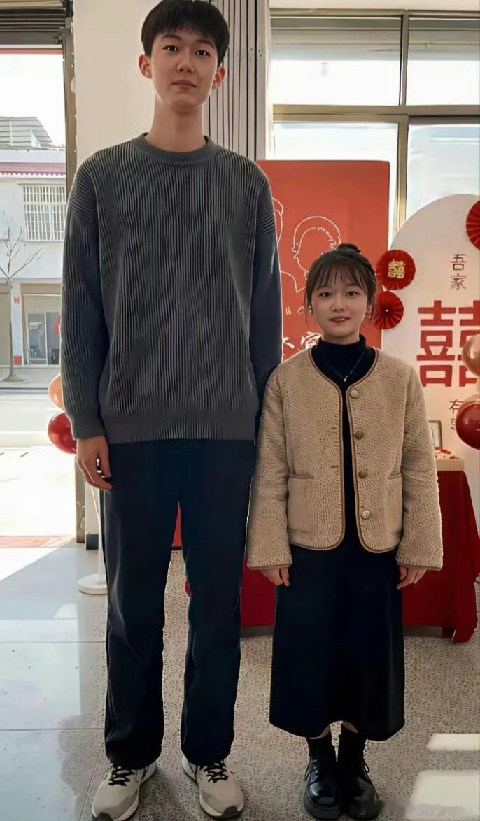 订婚现场，这个身高差是正常的吗？ 