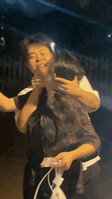 一吻定终身，大事化小，小事化了。
嫩牛吃老草！！！