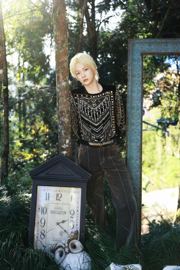 周震南喝几瓶啊醉成这样周震南你到底喝了几瓶啊？舞台上找路的样子，不知道的还真以为