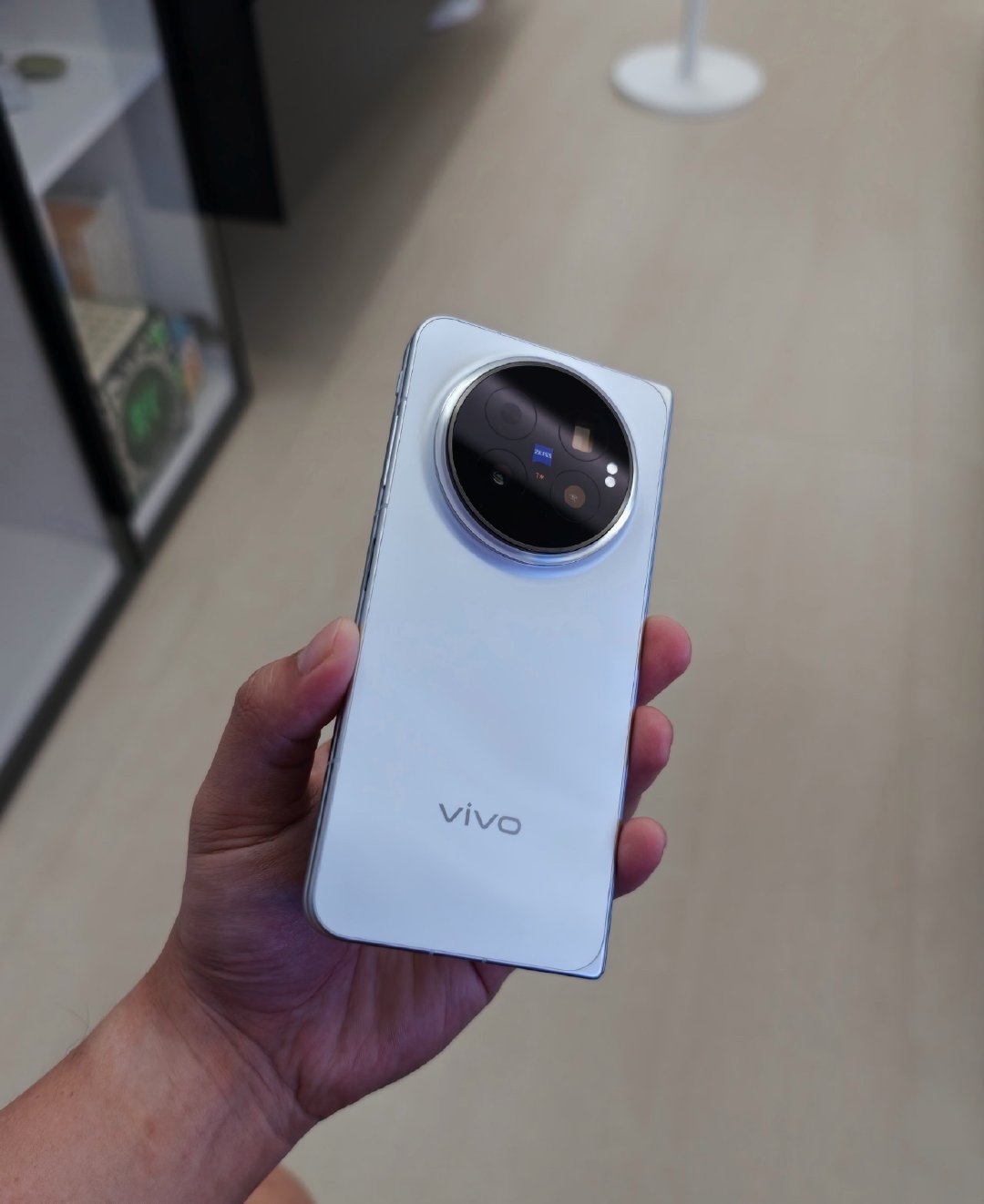 vivo X Fold6手感真好，机身弧度做得柔和，长时间握持也不会硌手 