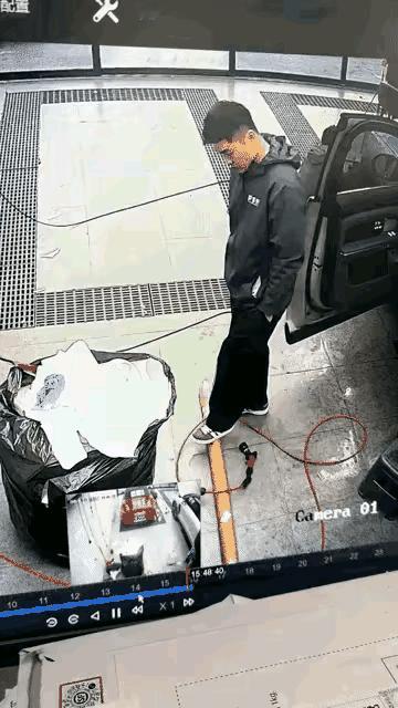 这么大人了
一点不老实，那个圆筒有啥好踩的，看着这一下摔得可不轻啊。