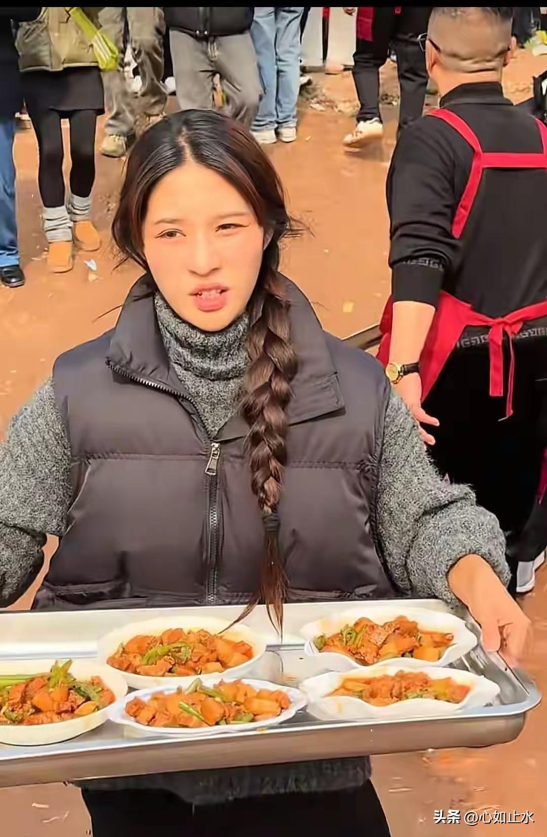 阿梓杀猪宴火爆全场，关礼物只为助农

千人涌进一场乡村杀猪宴，比过年还热。人都到