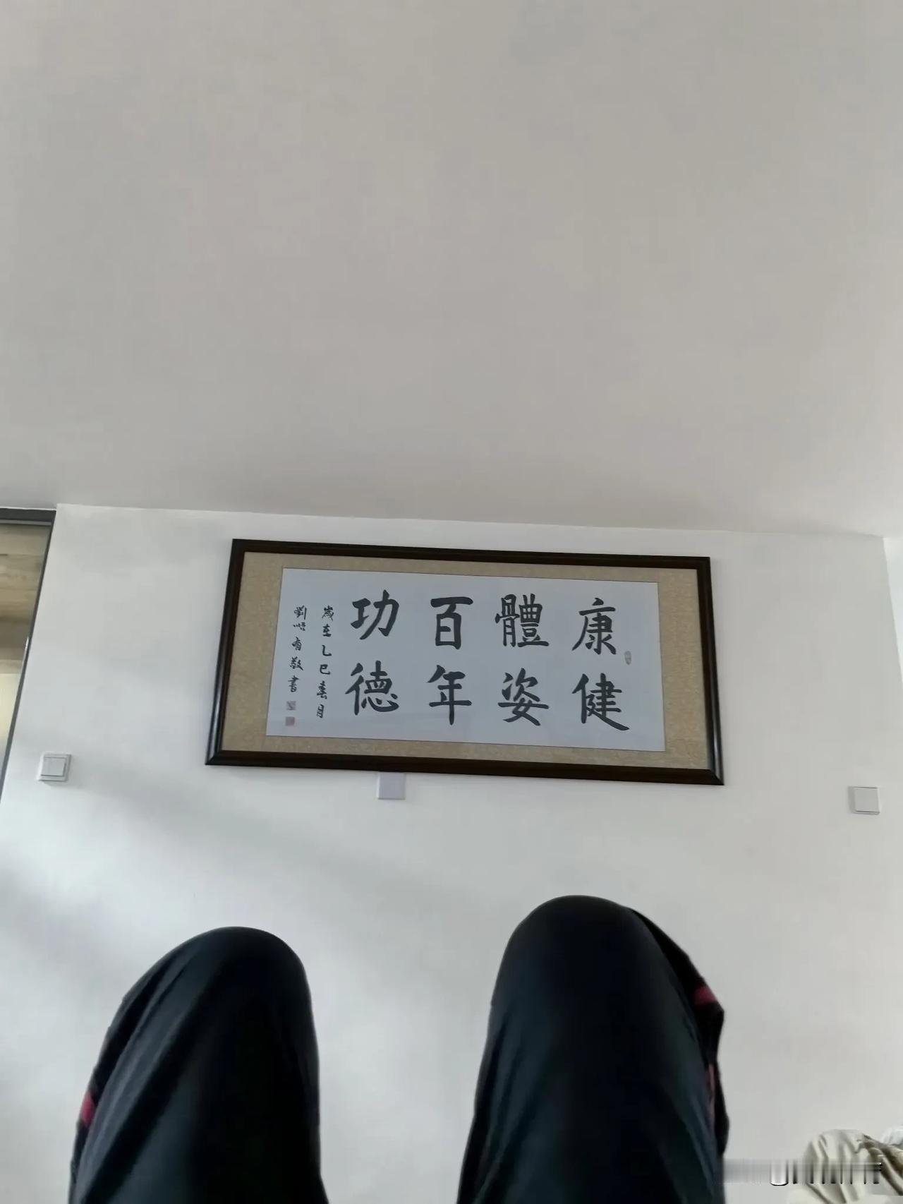 哈哈，这床床垫价格真是贵得离谱！数万块就算了，还有的卖到十几万呢。不过听销售员说
