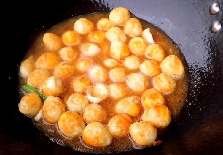 辣炒虎皮鹌鹑蛋，鲜美爆汁，解馋不输肉

虎皮鹌鹑蛋食谱听起来非常诱人，不仅色泽金
