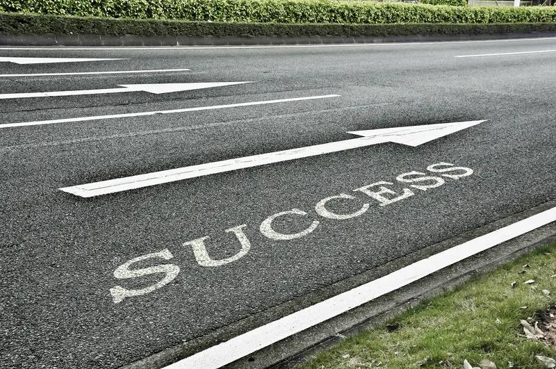 我觉得这世界上成功的最好途径就是直接干！现在好多人总想着不劳而获，付出少收获多。