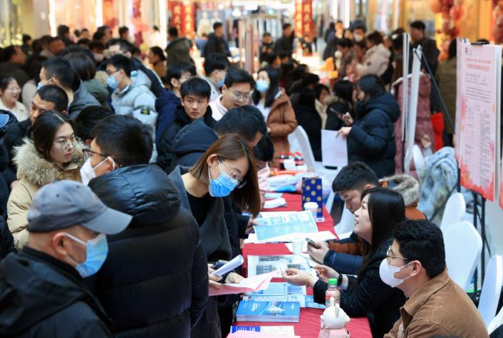 奉劝大家
年底了，别光想着躺平，
更要抓住找工作的黄金时机。


你以为大家都在