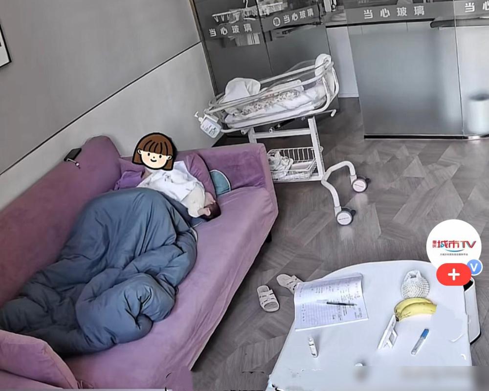 近日，安徽一家月子中心，一名才40天大的婴儿，被月子中心的月嫂带着同睡沙发看护，