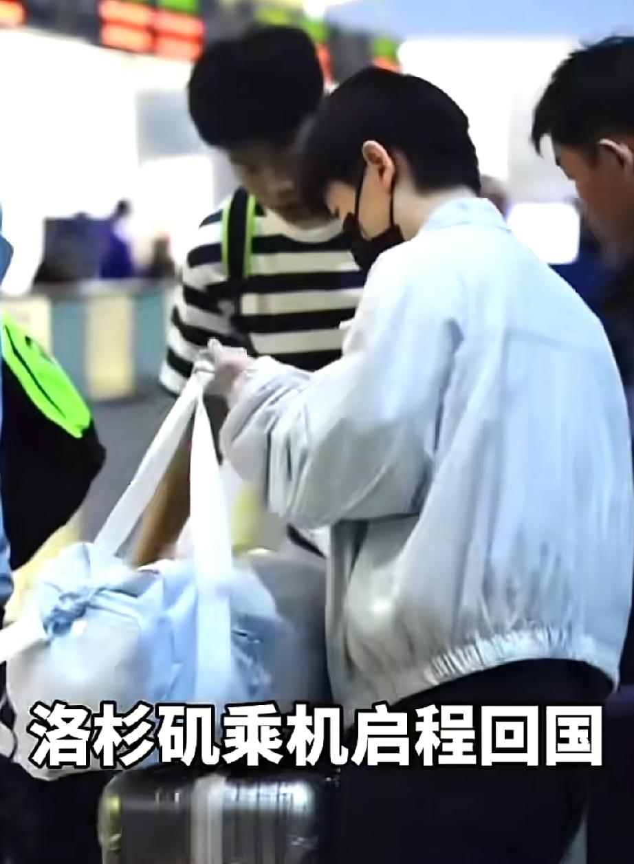比赛完，大部队返回中国。
机场莎莎私服很宽松。拉链上衣和休闲裤子，一个大包。莎莎