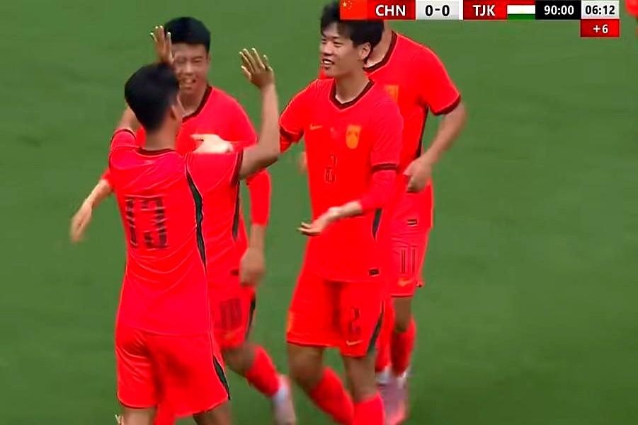 进球后，他没脱衣狂奔，而是转身冲向了那个给他传球的兄弟。

U23国足对塔吉克斯