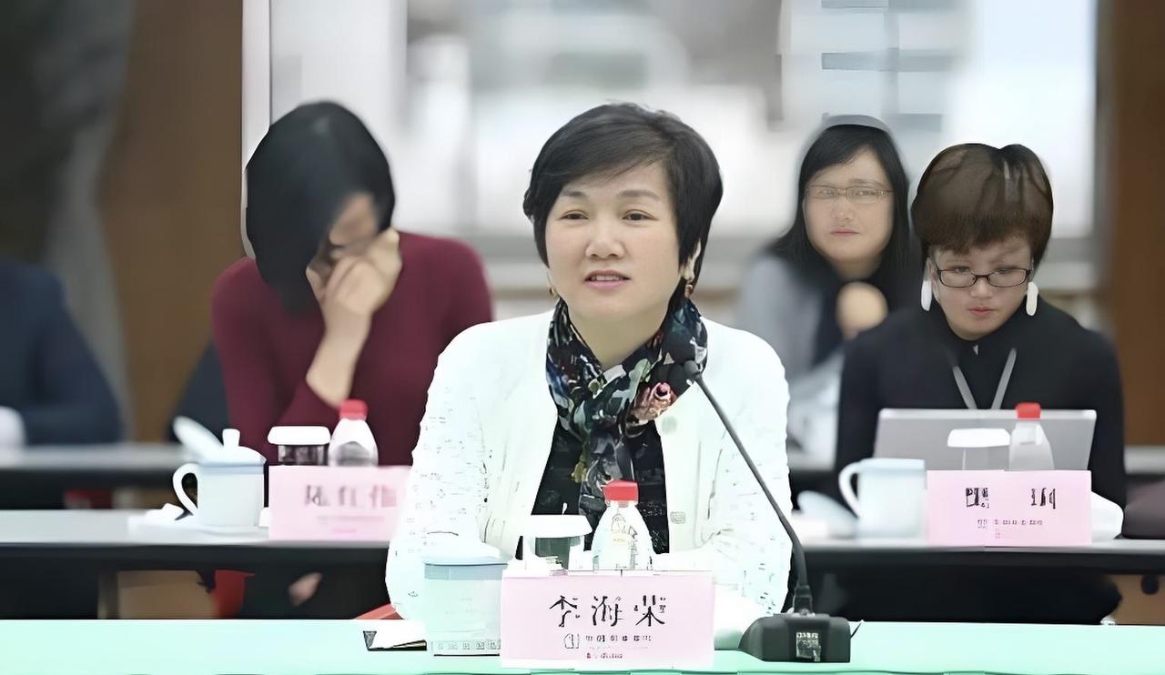 绿城服务前董事会主席李海荣辞任非执行董事职务，自2025年12月9日起生效。