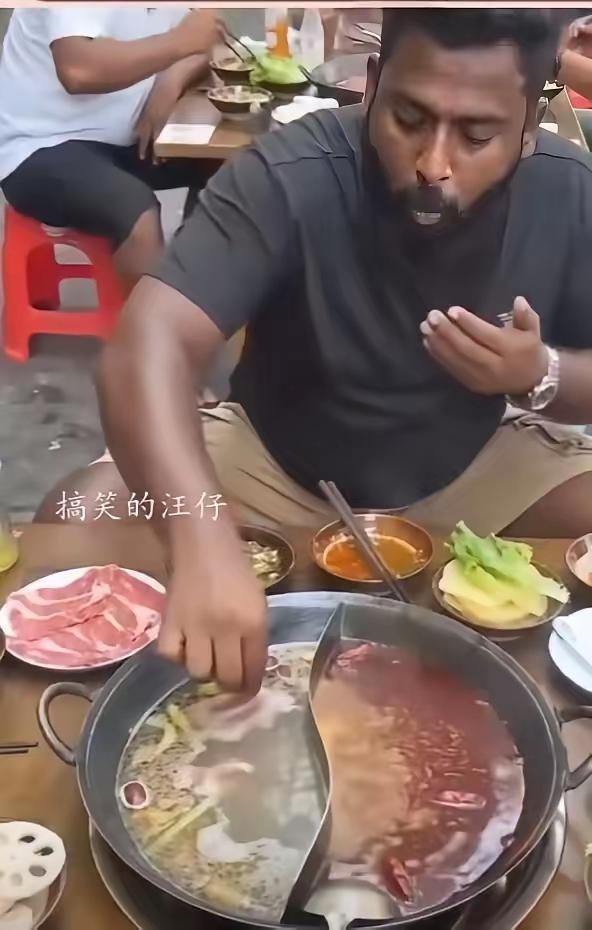 阿三吃重庆火锅，竟然以为是印度火锅，伸手就想撩菜来吃，这不是找死吗，烫的他嗷嗷大