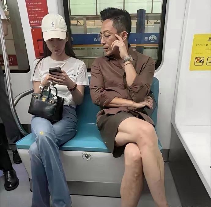 看起来感觉很有钱的样子，还要来挤地铁吗