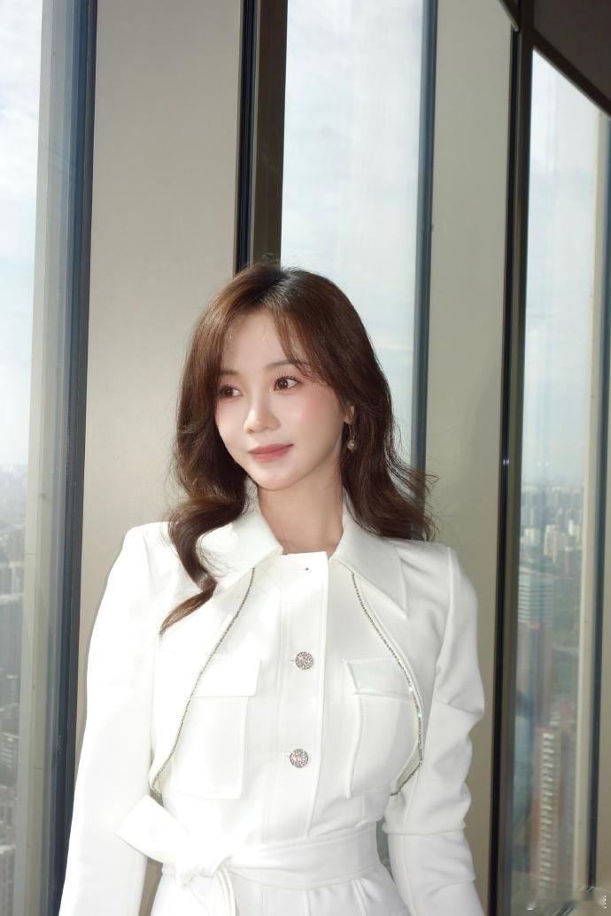 胡意旋踩着音响出场胡意旋一出场嘴上就淬了毒 谁能拒绝胡意旋这一幕出场，踩着音响亮