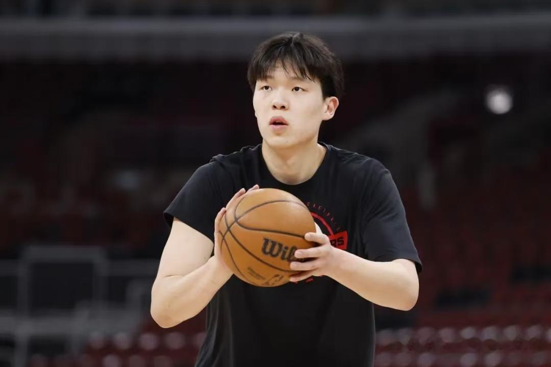 NBA夏季联赛，开拓者对阵掘金的比赛中，出现了非常奇葩的一幕。目前第二节比赛都已